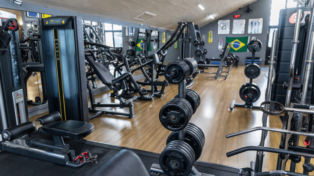 Espaço pra prática da Musculação com diversos aparelhos